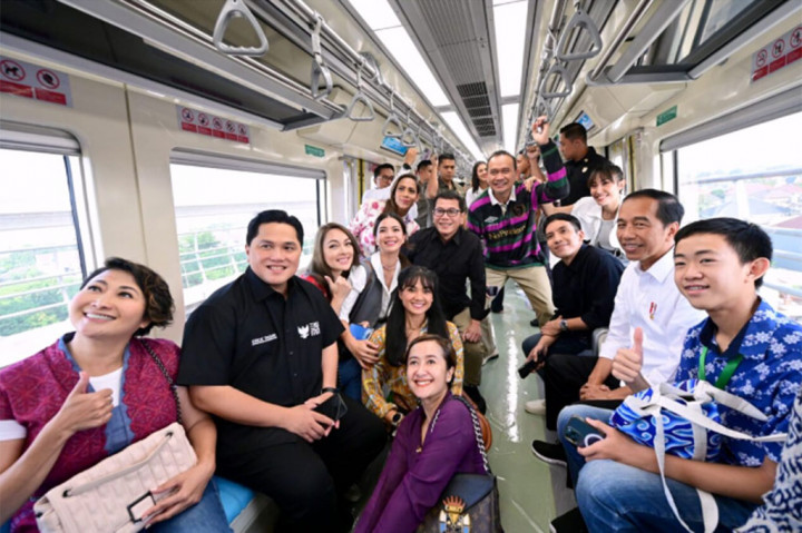 Presiden Joko Widodo mengajak para selebriti untuk mencoba moda transportasi Lintas Rel Terpadu (LRT) dalam perjalanan dari Stasiun Jati Mulya, Kabupaten Bekasi menuju Stasiun Dukuh Atas, Jakarta, pada Kamis, 10 Agustus 2023. Dalam kesempatan tersebut, sejumlah penggiat seni menyampaikan kesan-kesannya pertama kali mencoba LRT.