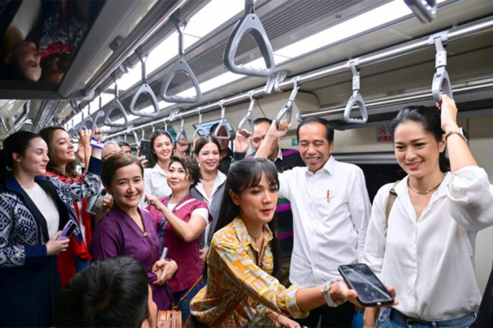 Prisia pun mengajak masyarakat untuk menggunakan transportasi publik seperti LRT. Prisia menilai bahwa keberadaan transportasi LRT dapat menjadi salah satu upaya untuk menurunkan tingkat polusi udara di Jakarta. “Semoga kalau semuanya kita sama-sama mau naik public transportasi, kita bisa nurunin polusi di Jakarta,” tutur Prisia.