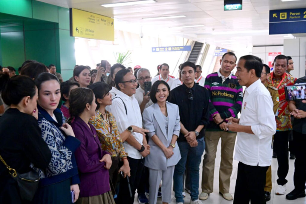 Rasa bangga juga dirasakan oleh Yuni Shara ketika mencoba menaiki LRT dan menyusuri sampai ke gerbong terdepan. Ia menilai bahwa LRT sudah sangat canggih karena sudah tidak lagi dioperasikan oleh seorang masinis.