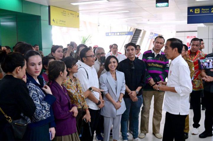 Rasa bangga juga dirasakan oleh Yuni Shara ketika mencoba menaiki LRT dan menyusuri sampai ke gerbong terdepan. Ia menilai bahwa LRT sudah sangat canggih karena sudah tidak lagi dioperasikan oleh seorang masinis.