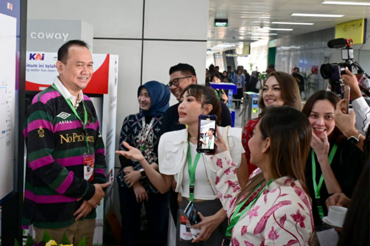 “LRT sudah ada, semua sudah disiapkan, kita manfaatkan semaksimal mungkin dan yang penting kita rawat kita jaga bersama-sama untuk kepentingan kita,” ujar Cak Lontong.