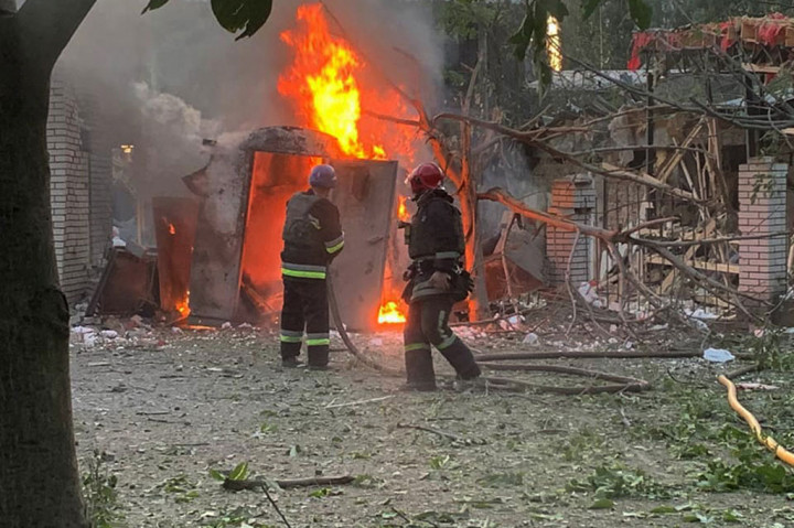 Tim penyelamat berjuang melawan api setelah rudal Rusia menghantam Zaporizhzhia, Ukraina, Kamis, 10 Agustus 2023. Serangan tersebut mengakibatkan 1 orang tewas dan 14 lainnya luka-luka.