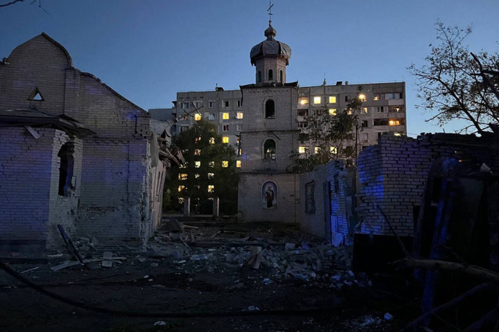 Zelensky memposting sebuah video yang menunjukkan sebuah mobil yang terbakar di dekat hotel Reikartz di Zaporizhzhia, yang telah terkena serangan rudal Rusia pada hari Rabu yang menewaskan dua orang dan melukai tujuh lainnya. 