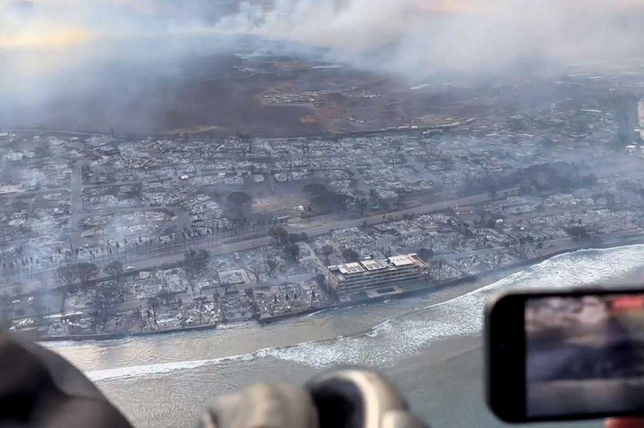 Foto udara menunjukkan rumah dan bangunan yang hancur terbakar habis di lepas pantai, Lahaina, Maui barat, Hawaii. Korban tewas akibat kebakaran hutan mengerikan yang menghancurkan kota bersejarah Hawaii mencapai 53 orang pada Kamis, 10 Agustus, 2023.
