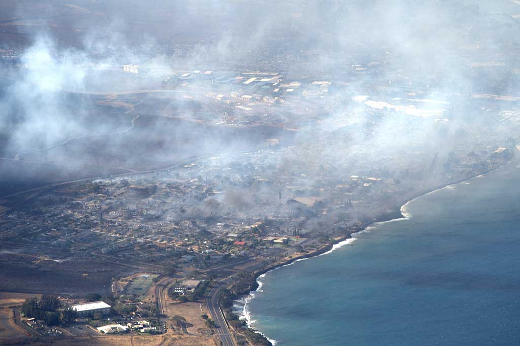 Kebakaran semak di pantai barat pulau Maui Hawaii -- yang dipicu oleh angin kencang dari badai terdekat -- terjadi Selasa, 8 Agustus, dan dengan cepat melanda kota tepi pantai Lahaina. Api bergerak sangat cepat sehingga banyak yang lengah, terjebak di jalanan atau melompat ke laut dalam upaya putus asa untuk menyelamatkan diri.