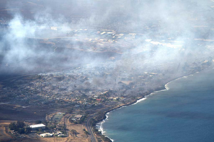 Kebakaran semak di pantai barat pulau Maui Hawaii -- yang dipicu oleh angin kencang dari badai terdekat -- terjadi Selasa, 8 Agustus, dan dengan cepat melanda kota tepi pantai Lahaina. Api bergerak sangat cepat sehingga banyak yang lengah, terjebak di jalanan atau melompat ke laut dalam upaya putus asa untuk menyelamatkan diri.