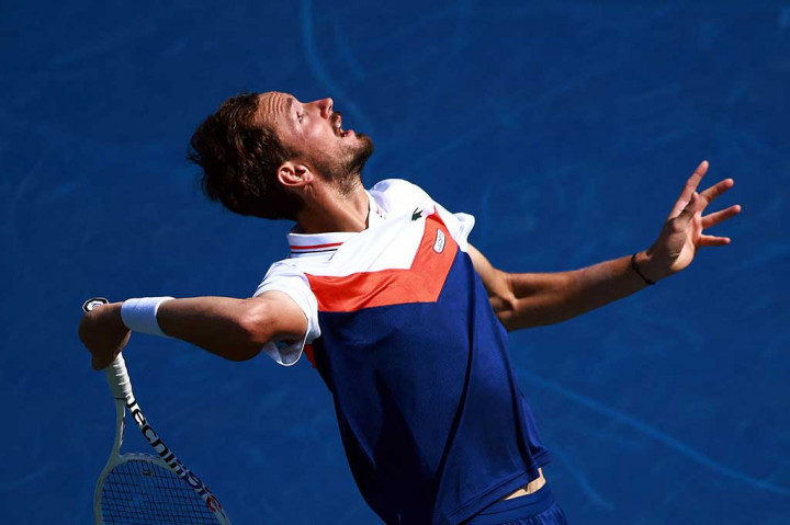 Unggulan kedua Medvedev mengalahkan petenis Italia peringkat 19 dunia itu dalam waktu 93 menit dengan tiga break servis.