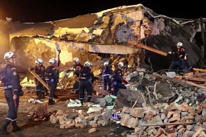 Para pejabat di kota yang terletak 56 kilometer timur laut Moskow itu mengatakan, upaya pencarian dan penyelamatan sedang berlangsung.