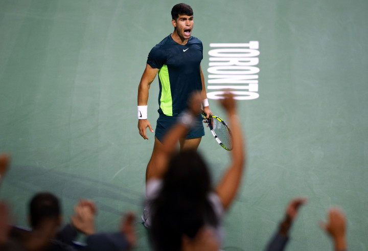 Alcaraz meraih kemenangan dengan skor 3-6, 7-6 (7/2), 7-6 (7/3) atas Hubert Hurkacz.