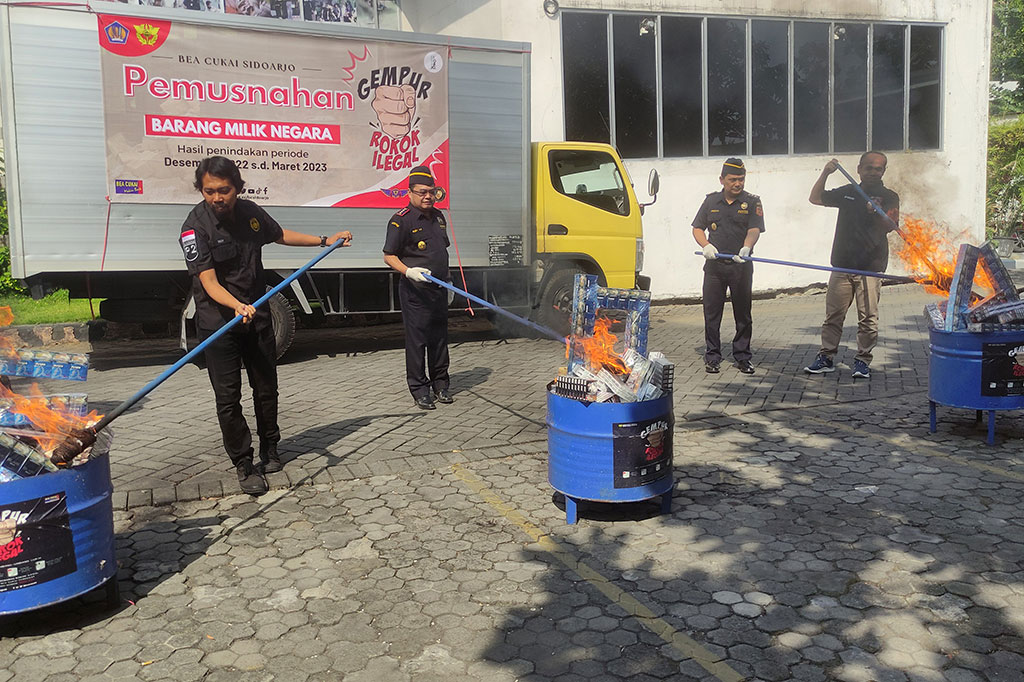 Rokok ilegal sigaret kretek tangan tersebut biasanya dijual di pasaran luar Pulau Jawa. Sebagian besar rokok berbagai merek ilegal itu dilempar ke Pulau Sumatra dan Kalimantan.