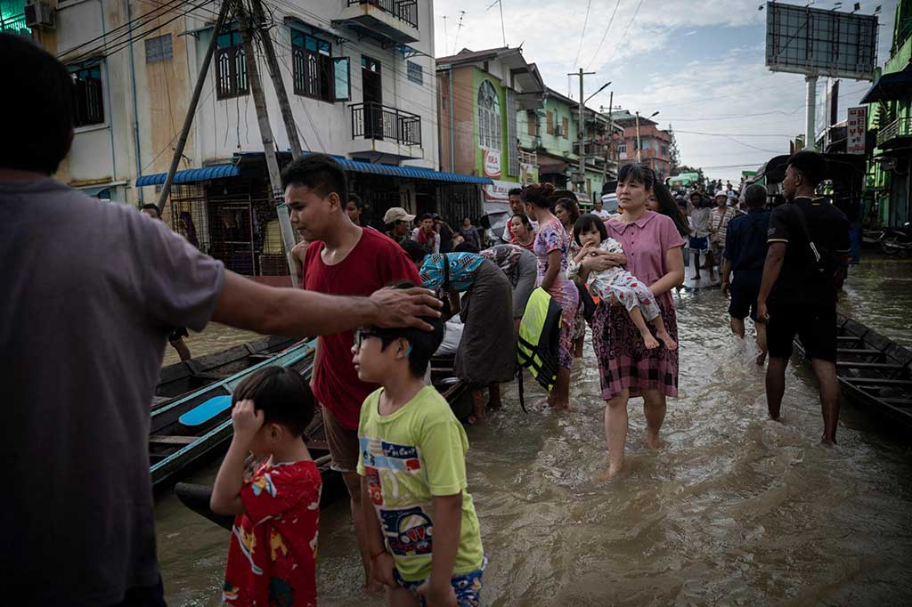 Banjir dan tanah longsor yang disebabkan oleh hujan monsun di Myanmar telah menewaskan lima orang dan memaksa sekitar 40.000 lainnya dievakuasi.