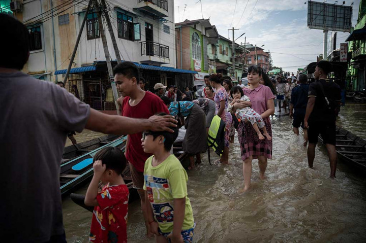 Banjir dan tanah longsor yang disebabkan oleh hujan monsun di Myanmar telah menewaskan lima orang dan memaksa sekitar 40.000 lainnya dievakuasi.