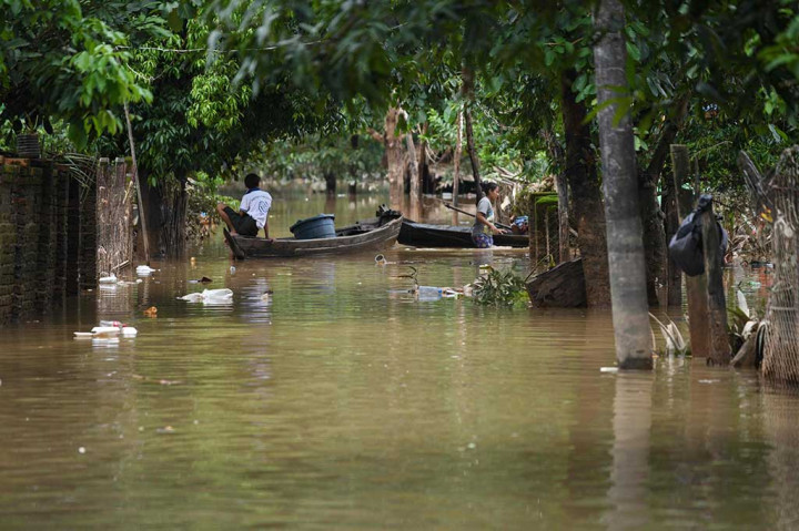 Banjir dimulai pada akhir Juli dan telah mempengaruhi sembilan negara bagian dan wilayah negara itu, termasuk Rakhine, Kachin, Karen, Mon, dan Chin.