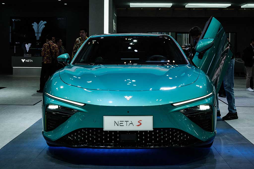 Membawa lima pilihan warna yaitu Moonlight Green, Sky Blue, Sakura Pink, White Storm, dan Midnight Grey, NETA V hadir dengan desain eksterior yang trendi, dilengkapi desain interior berkonsep minimalis namun berteknologi tinggi, serta berbagai fitur yang disematkan guna mendukung kenyamanan dan keamanan berkendara menggunakan kendaraan listrik.