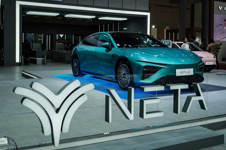 Setelah memperkenalkan diri secara resmi di Indonesia melalui ajang Gaikindo Indonesia International Auto Show (GIIAS) 2023, PT NETA Auto Indonesia mengumumkan harga pre-book OTR Jakarta untuk NETA V dengan harga spesial Rp379 juta jika pemesanan dilakukan selama pameran berlangsung sejak 10-20 Agustus mendatang.