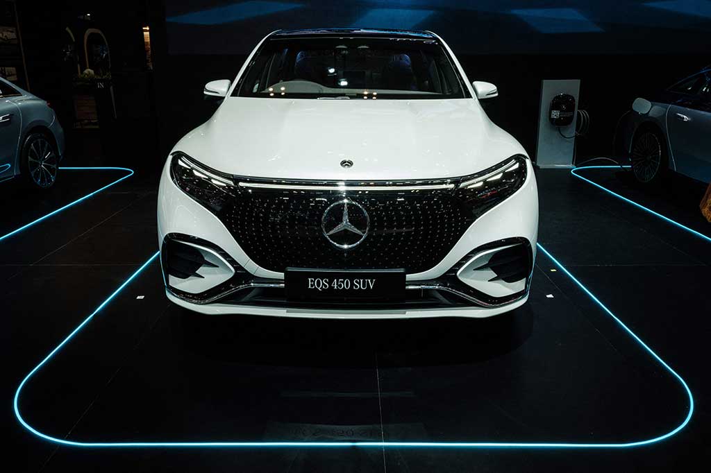 PT Mercedes-Benz Distribution Indonesia meluncurkan tiga model kendaraan baru, termasuk dua kendaraan all-electric yakni The new EQS SUV dan EQS Edition 1, serta performance luxury Mercedes-AMG SL 43 di ajang GIIAS 2023.