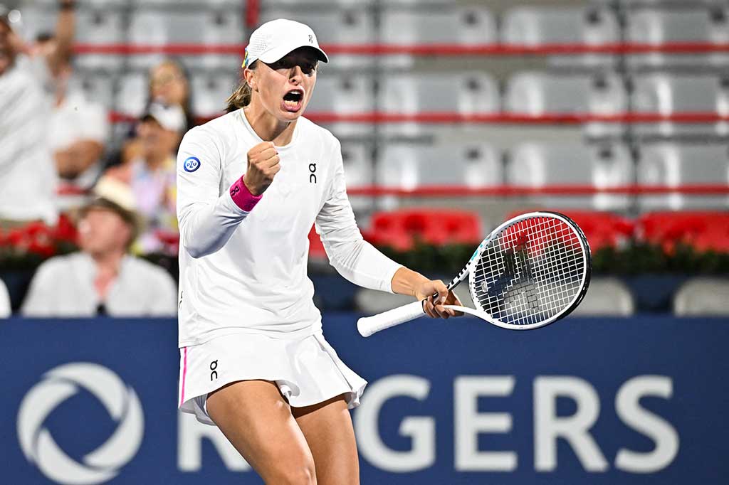 Petenis nomor satu dunia Iga Swiatek melakukan selebrasi usai memastikan diri melaju ke semifinal turnamen Montreal Open, Jumat, 11 Agustus 2023 waktu setempat.