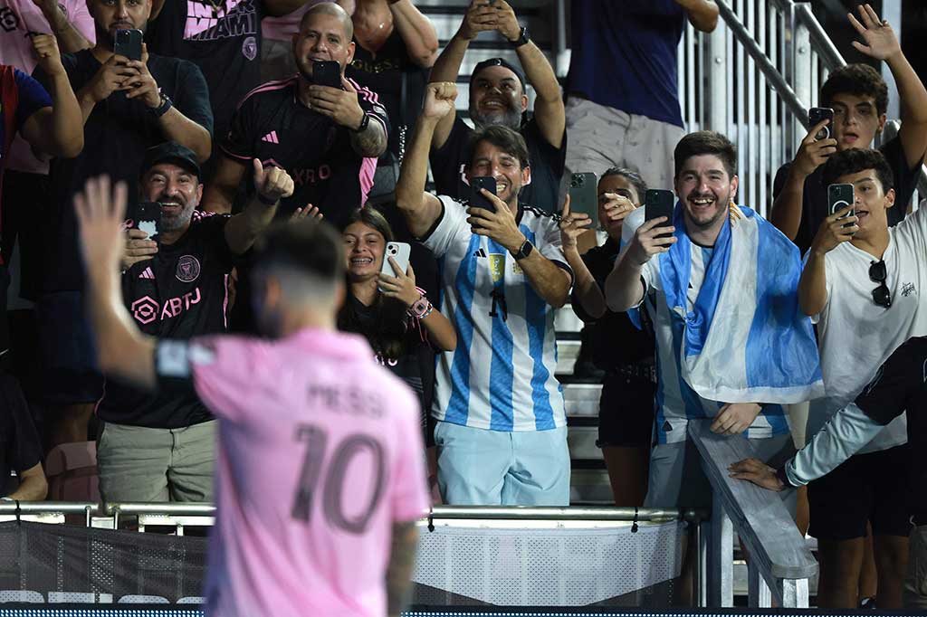 Pemain Argentina itu mencetak gol keempat Miami pada menit ke-86. Pemenang Ballon d'Or tujuh kali itu menampilkan salah satu permainannya yang paling tenang dengan jersey merah muda Miami, tetapi masih mampu menemukan target untuk banyak penggemarnya.