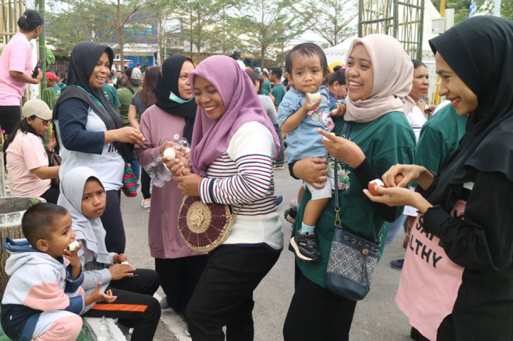 Badan Pangan Nasional/National Food Agency (NFA) membagikan 15.000 butir telur masak kepada ribuan peserta kegiatan perayaan puncak hari ulang tahun NFA ke-2 sebagai upaya pengendalian stunting di Kota Kupang Provinsi Nusa Tenggara Timur.