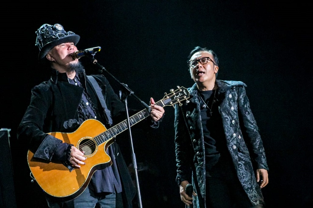 Grup musik Dewa 19 sukses mengguncang Stadion Utama Gelora Bung Karno, Jakarta pada Sabtu, 12 Agustus 2023. Konser bertajuk 'Dewa 19 featuring All Star - Stadium Tour 2023' yang di promotori Otello Asia x Redline Kreasindo tersebut menggelar konser bersama sejumlah musisi dunia dan juga musisi Indonesia.