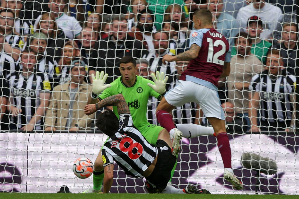 Hanya berjarak lima menit The Magpies mampu kembali unggul, kali ini melalui gol yang dicetak oleh Alexander Isak usai menerima umpan dari Sven Botman dan skor berubah menjadi 2-1