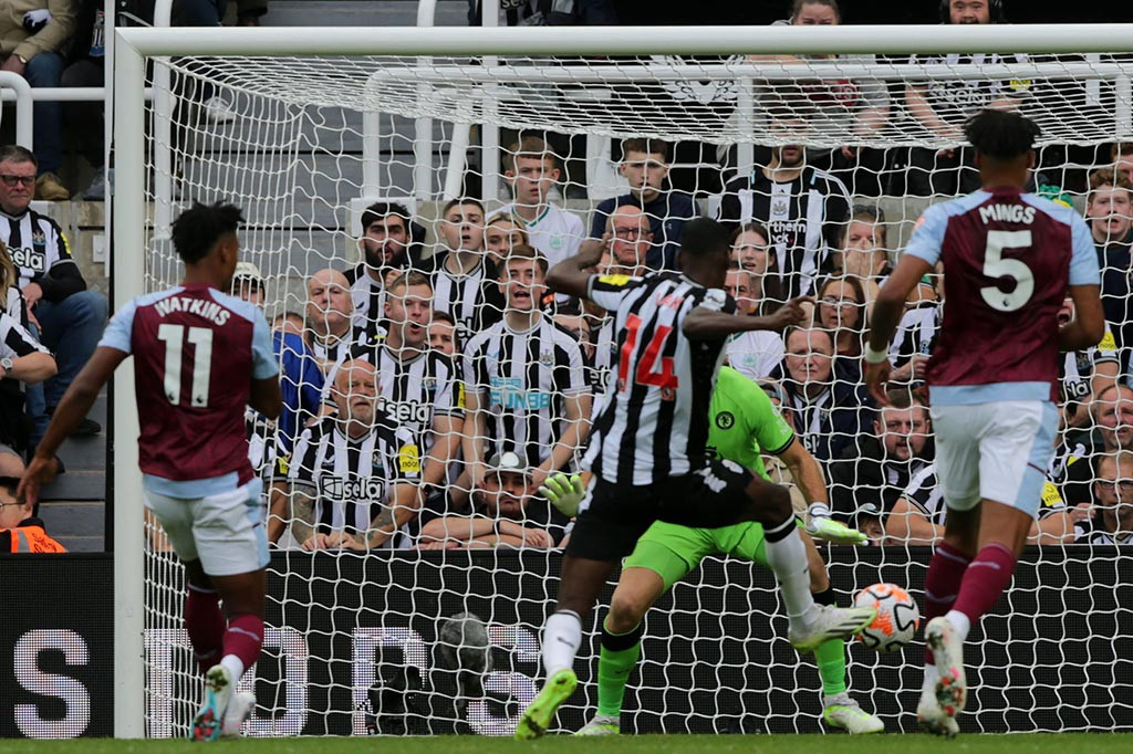 Pada babak kedua Newcastle mampu menambah keunggulan menjadi 3-1 pada menit ke-58 setelah Alexander Isak berhasil menaklukkn Emi Martinez pada situasi satu lawan satu.