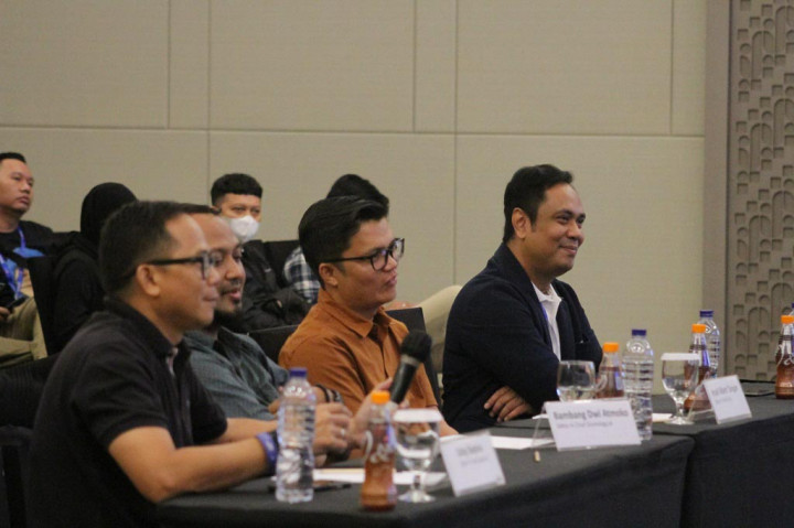 “Kita mendiskusikan sesuatu yang fenomenal dan sangat menarik, sebuah bagian dari transisi zaman yang akan berpengaruh ke depan. Artificial Intelligence dari manfaatnya sudah kita ketahui dan dengar serta rasakan,” ujarnya.