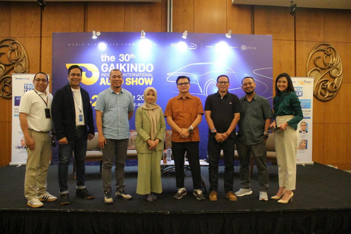 “Namun yang harus menjadi catatan juga adalah cara beradaptasi atau menyesuaikannya bahkan hingga dampaknya ke depan yang bisa menimbulkan problem, sehingga ini jadi tantangan bagi kita khususnya Indonesia untuk meregulasi perkembangan dan pemanfaatannya,” jelas Indra.