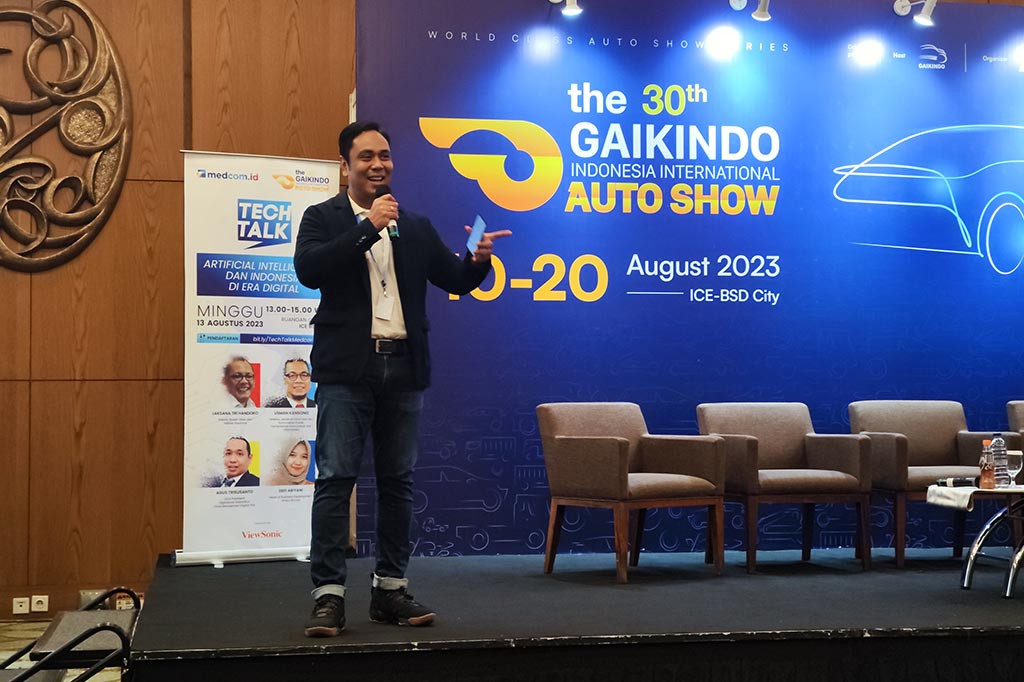 Teknologi Artificial Intelligence (AI) atau kecerdasan buatan tengah menjadi bahan pembicaraan. Implementasi teknologi tersebut sebenarnya bukan baru terasa satu atau dua tahun belakangan, namun kemampuan AI kian membuat siapapun kagum hingga cemas karena anggapan bakal menggeser peran manusia.