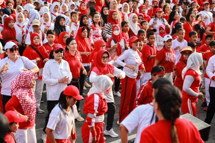 Tampak Walikota Pematang Siantar Susanti Dewayani mengenakan pakaian nuansa merah putih ikut serta membagikan bendera merah putih kepada masyarakat, senam massal dan perlombaan mewarnai.