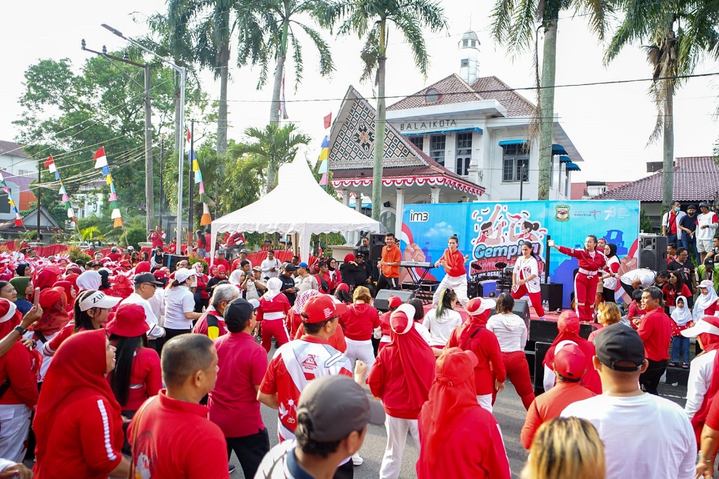 Menyemarakkan HUT Kemerdekaan RI ke 78, nuansa merah putih menghiasi pegelaran Car Free Day yang dipusatkan di depan Balai Kota Pematang Siantar, Minggu, 13 Agustus 2023.