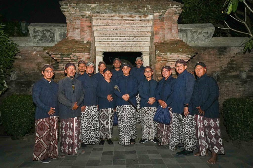 Selain berziarah, keluarga besar masyarakat Kotagede juga mengamanatkan sebuah Cakra bertuliskan asmaul Husna. Menurut Anies cakra itu mengingatkannya akan cakra Pangeran Diponegoro yang dikembalikan oleh Belanda ke negara.