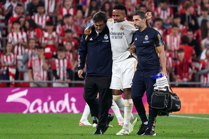 Bek tim nasional Brazil itu merasakan sakit di kaki kirinya pada menit ke-50 usai mengejar pemain Athletic Bilbao Ohian Sancet namun harus terjatuh karena salah tumpuan kaki.