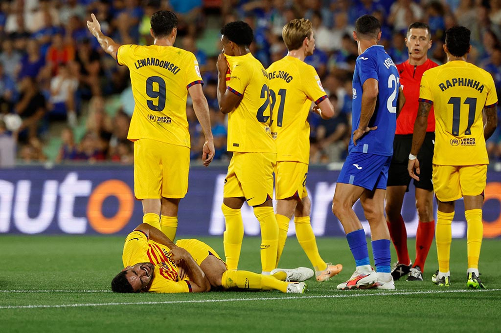 Tim tamu mendapatkan peluang emas pada menit ke-15, Raphinha dilanggar Stefan Mitrovic di dekat kotak penalti. Pemain Brasil itu mengeksekusi tendangan bebas dengan baik, tetapi Soria masih bisa menepisnya