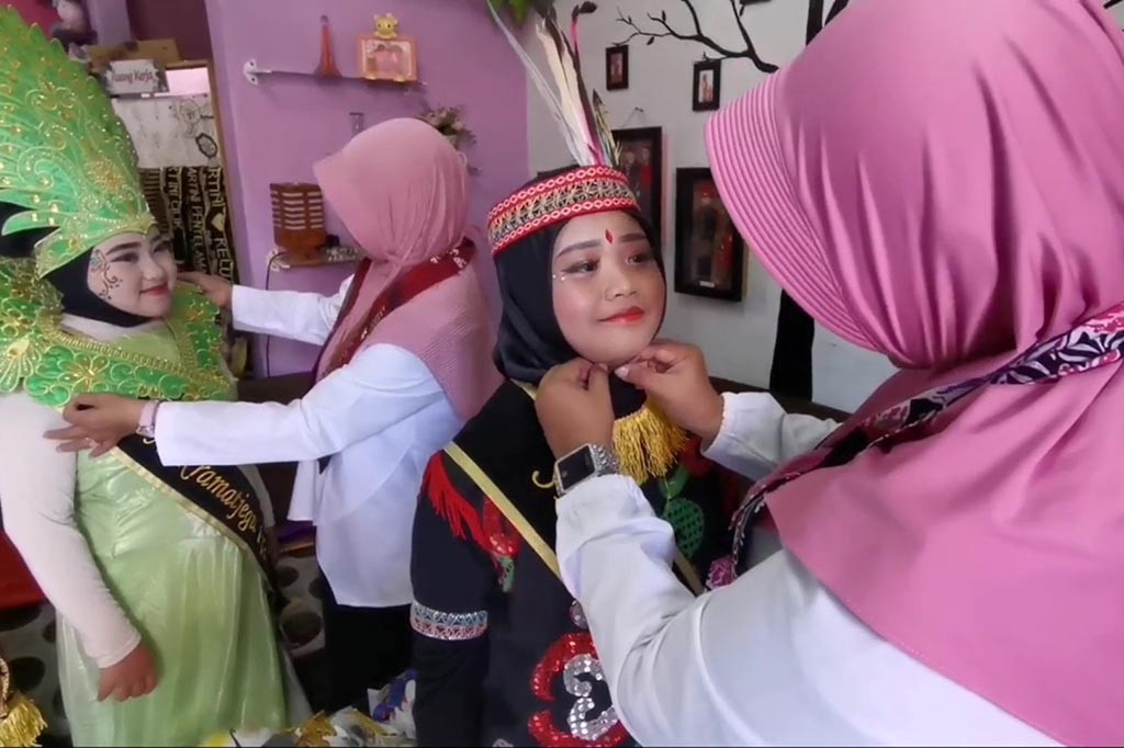 Menjelang HUT ke-78 RI, tempat persewaan baju adat nusantara di Desa Kramat Jegu, Kecamatan Taman, Kabupaten Sidoarjo ini ramai didatangi konsumen.