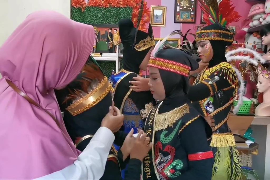 Mereka yang mencari baju adat, ada yang perorangan maupun kelompok. Rata-rata mereka menyewa baju adat nusantara untuk kegiatan pawai perayaan HUT RI ke 78.