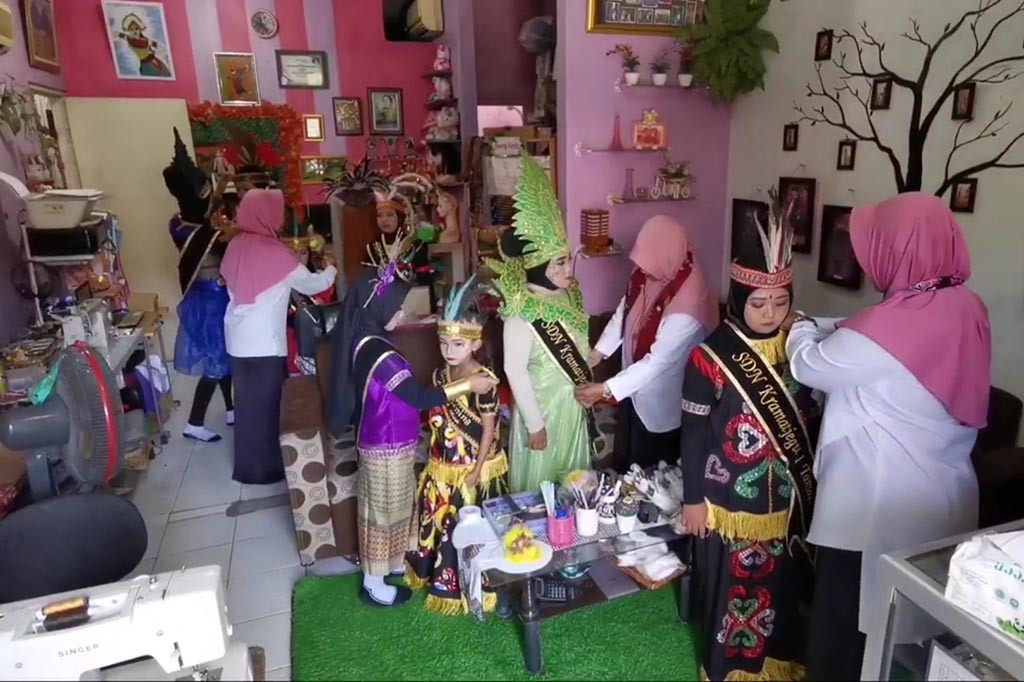 Eva Sanjaya, pemilik persewaan busana adat nusantara mengatakan, pada saat menjelang HUT RI ke 78 ini, permintaan sewa baju adat nusantara naik tiga kali lipat dibandingkan peringatan hari besar nasional lainnya. Permintaan sewa baju adat nusantara tersebut, biasanya juga satu paket dengan tata rias.