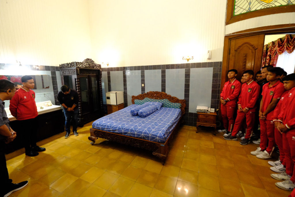 Para talenta bola remaja itu pun satu persatu melihat dan mencoba merasakan aura rangan kamar, yang pada masa perniuangan sering dipergunakan Presiden RI pertama tersebut.