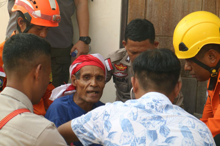 Sebelumnya, tim SAR berkali-kali membujuk Agus agar turun dari tower, namun menolak. Bahkan, ia mengancam bunuh diri dengan terjun dari atas tower. Ancaman tersebut membuat tim SAR gagal mengevakuasi Agus.