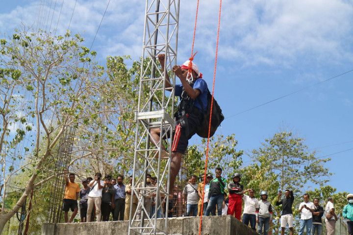 Kepala Operasi dan Siaga Kantor Pencarian dan Pertolongan Kelas A Kupang, Muhdar mengatakan, operasi penurunan Agus Woro berlangsung 1,40 menit.