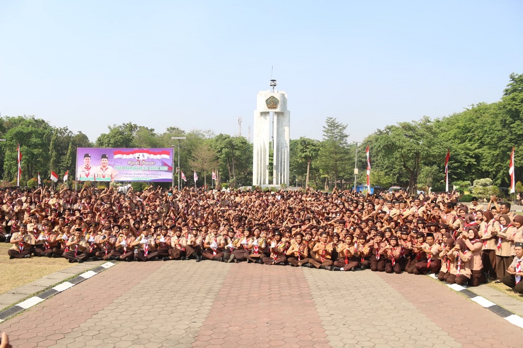 Dalam sambutannya, Subandi yang juga Wakil Bupati Sidoarjo menyampaikan, tema Hari Pramuka tahun ini mengandung arti semangat gerakan pramuka untuk meningkatkan SDM yang lebih profesional. Di samping itu wawasan kebangsaan juga menjadi sangat penting agar nilai-nilai kebangsaan tidak luntur dan tetap menanamkan nasionalisme, cinta tanah air, dan semangat bela negara.