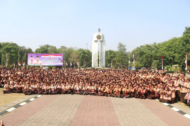Dalam sambutannya, Subandi yang juga Wakil Bupati Sidoarjo menyampaikan, tema Hari Pramuka tahun ini mengandung arti semangat gerakan pramuka untuk meningkatkan SDM yang lebih profesional. Di samping itu wawasan kebangsaan juga menjadi sangat penting agar nilai-nilai kebangsaan tidak luntur dan tetap menanamkan nasionalisme, cinta tanah air, dan semangat bela negara.