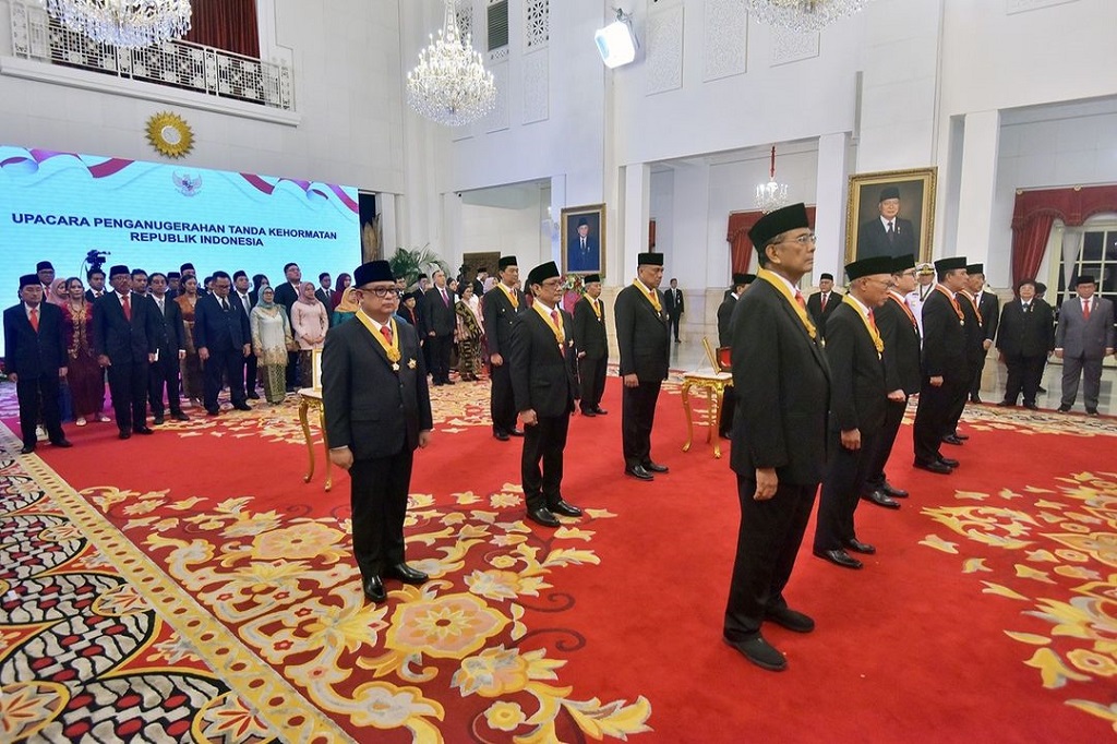 Presiden Joko Widodo menganugerahkan Tanda Kehormatan Bintang Republik Indonesia Adipradana kepada Ibu Negara Iriana Jokowi, dan tanda kehormatan lainnya kepada sejumlah tokoh di Istana Negara, Jakarta, Senin, 14 Agustus 2023.