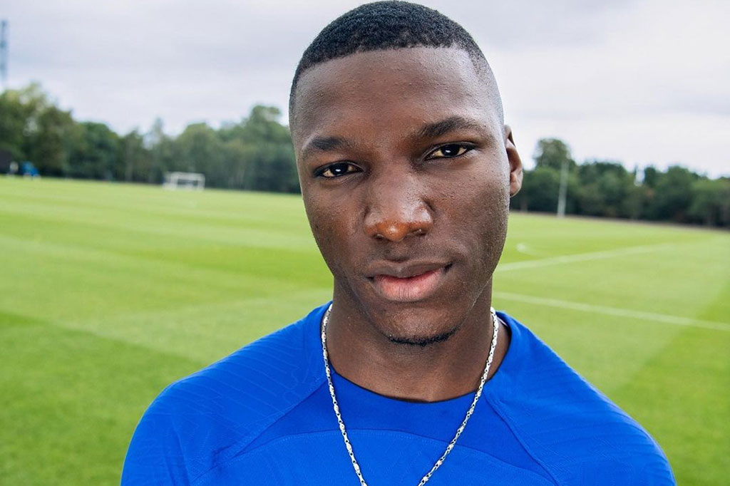 Berdasarkan laporan AFP, Moises Caicedo ju????ga menjadi pemain termahal ketiga dalam sejarah sepak bola di bawah Kylian Mbappe dan Neymar jr yang kedu????anya didatangkan ?Paris Saint-Germain pada 2017 dengan nilai 180 ju???????????ta eu???????????ro dan 222 ju???????????ta eu???????????ro.