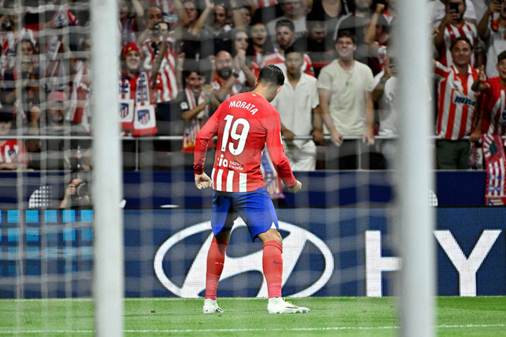 Atletico berhasil membuka keunggulan pada menit ke-45+5 lewat gol Alvaro Morata. Dia memanfaatkan kesalahan lini pertahanan Granada dan melepaskan tembakan dengan kaki kanan usai bola membentur Vallejo. Babak pertama berakhir dengan skor 1-0.