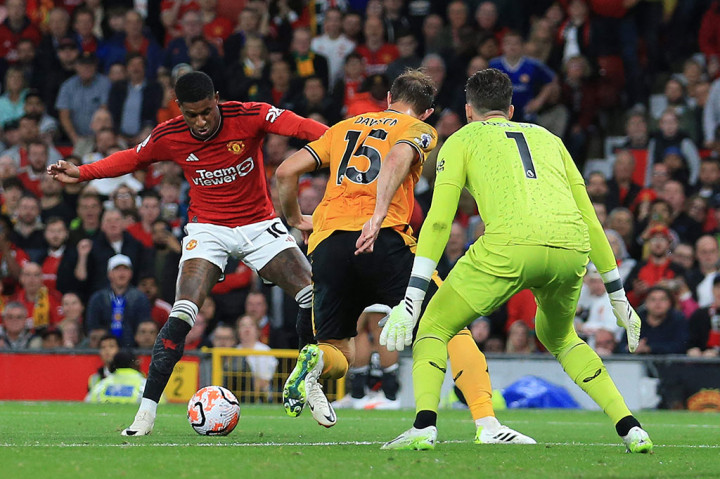 MU mulai menekan Wolves dan menciptakan beberapa peluang. Namun, Wolves bisa serangan tim tuan rumah hingga babak pertama tuntas. Skor tetap 0-0 menutup turun minum.