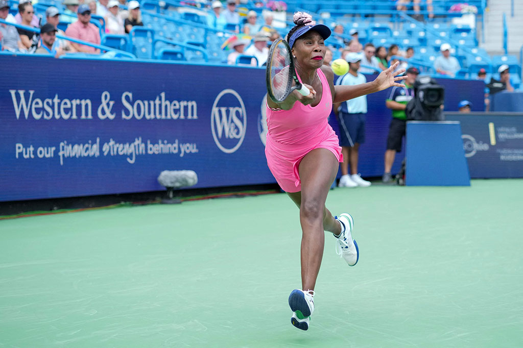 Pertandingan Williams, semifinalis di Cincinnati pada 2012, terganggu karena hujan sebelum dia menyelesaikan kemenangannya dengan skor 7-5.