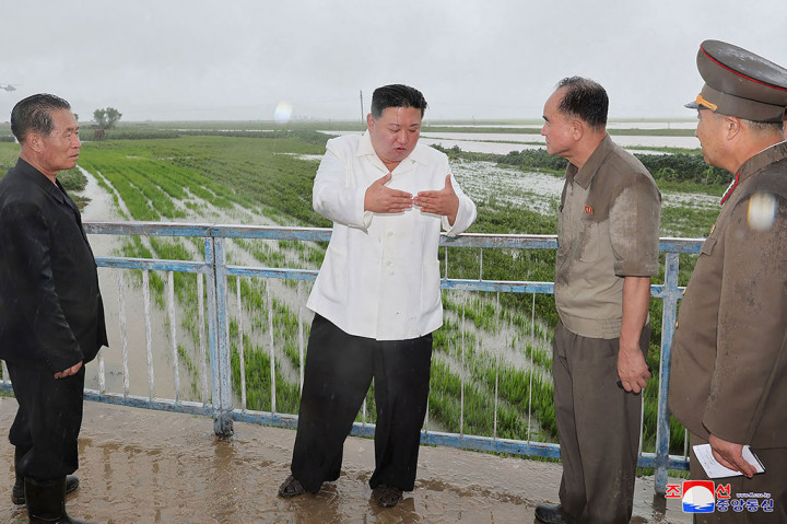 Pemimpin Korea Utara Kim Jong Un memarahi para pejabat yang tidak bertanggung jawab karena gagal mencegah kerusakan akibat badai tropis Khanun yang melanda semenanjung Korea pekan lalu.