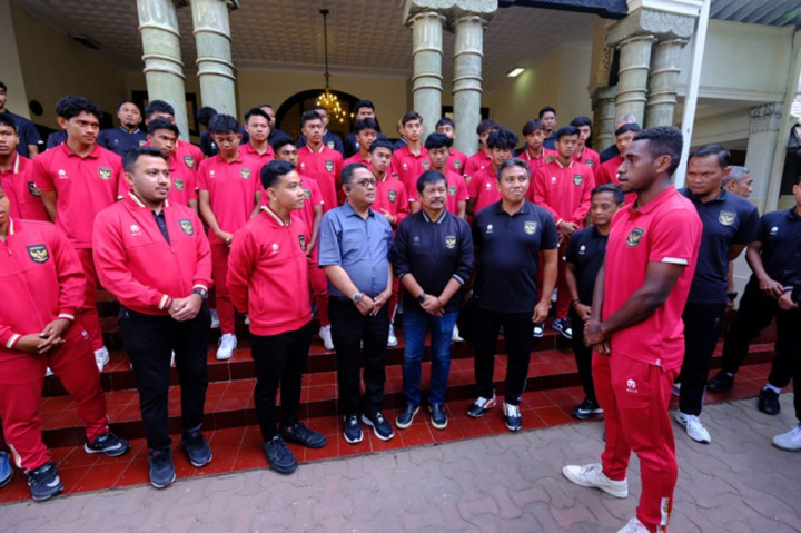 Punggawa Tim Nasional (Timnas) U-17 dipameri kamar Bung Karno ketika sarapan bareng dengan Wali Kota Gibran Rakabuming Raka di Loji Gandrung, Solo, Senin, 14 Agustus 2023.