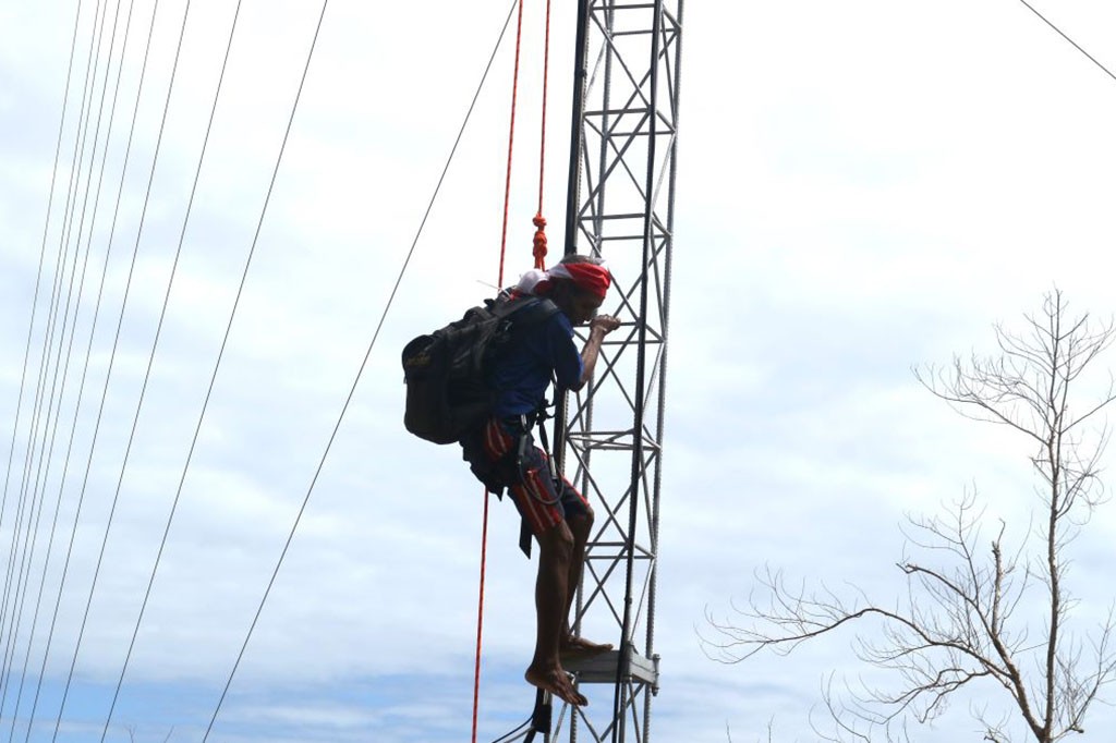 Agus Woro, pria berusia 56 tahun yang memanjat tower radio milik Kantor Sinode GMIT di Kupang, Nusa Tenggara Timur (NTT), akhirnya bersedia dievakuasi, Senin, 14 Agustus 2023.